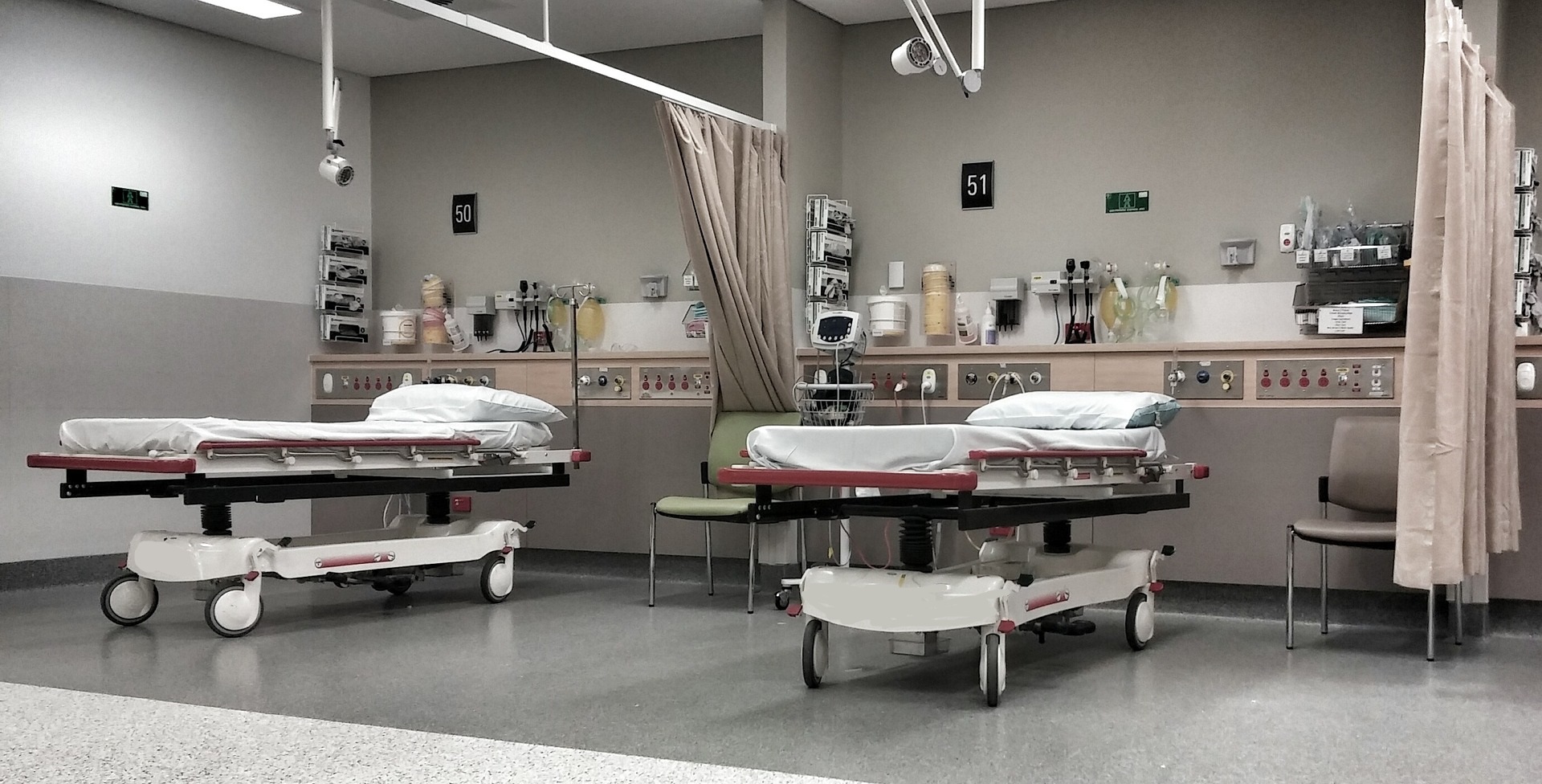sala szpitalna z łóżkami 